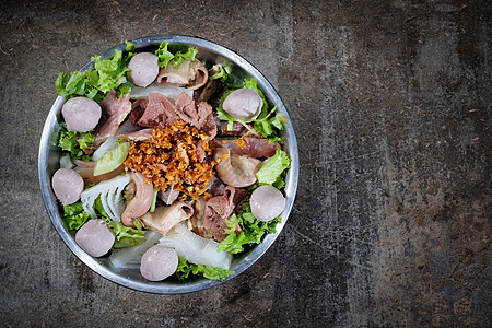 泰国风格的牛肉 在火锅里用木本蔬菜盘子营养猪肉美食午餐文化胡椒食物传统烹饪图片