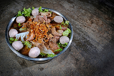 泰国风格的牛肉 在火锅里用木本蔬菜胡椒食物盘子猪肉烹饪乡村美食营养传统文化图片