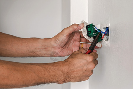 家庭技术插座力量工具男性螺丝刀装修男人电气电缆金属图片