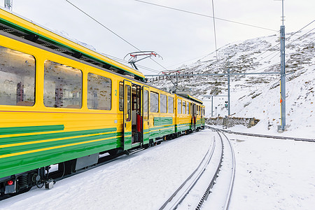 雪中人冬季前往瑞士旅行运输车站风景街道天空建筑学铁路假期冰川文根背景