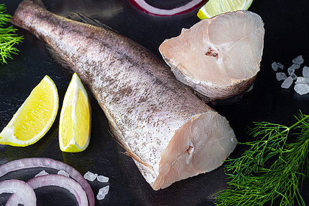新鲜的冷冻哈克鲸鱼肉 含有食用成分 草药 辣椒和黑底柠檬的鱼片细雨健康食物迷迭香木板桌子鳟鱼香料胡椒饮食图片