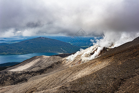 罗托亚拉湖在新泽河蒸蒸的汤加里罗火山中发现图片