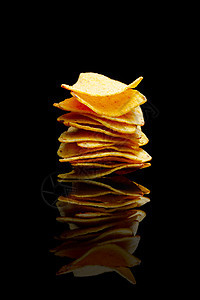 墨西哥玉米片玉米片堆 黑色背景橙子三角形筹码油炸派对垃圾辉光食物美食香料图片