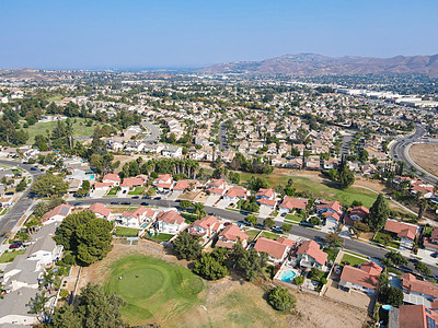 环绕内陆城镇Corona高尔夫高尔夫的南加利福尼亚州房屋空中观察运动社会房子别墅蓝色高尔夫球沥青园林社区绿化图片