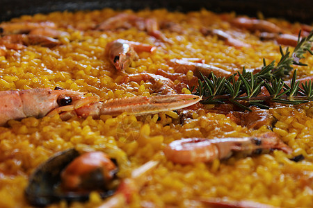 典型的西班牙辣椒香料美食贝壳草本植物海鲜盘子美食家蔬菜服务平底锅图片