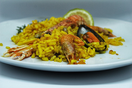 典型的西班牙辣椒香料贝壳小吃蔬菜柠檬服务棕褐色食谱食物盘子图片
