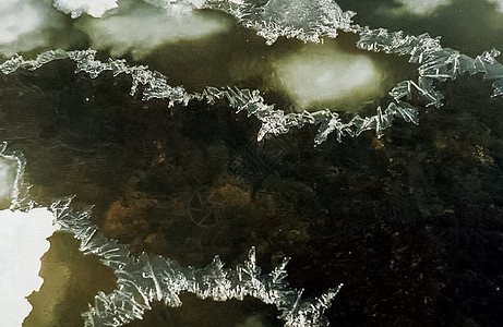 河上的冰雪 在水库的泉水中融雪蓝色唤醒岩石海岸地平线裂缝天气森林季节地区图片