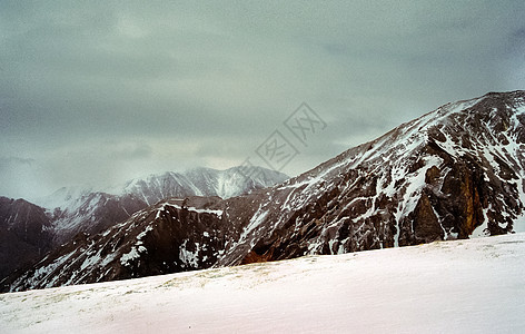 冬雪中的赛昂山 山的本质是说荒野高度远足裂缝森林悬崖湖泊风光石头高山图片