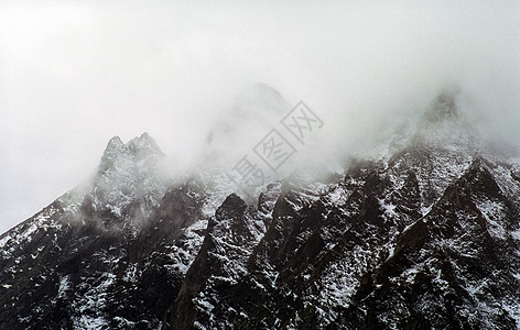 冬雪中的赛昂山 山的本质是说晴天山顶反射踪迹蓝色旅行旅游假期全景高度图片