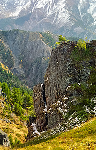 山岳上有许多高原 山岳的本性是言语中的 山上有植物岩石山麓天空全景旅游森林峡谷蓝色石头荒野图片