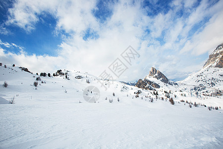 Dolomites冬山滑雪度假胜地蓝色旅行蝶鞍高山顶峰运动岩石单板旅游风景图片