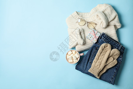 冬季概念 以蓝色背景的毛衣和礼品盒礼物材料咖啡手套羊毛纺织品服装可可盒子衣服图片