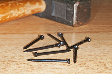 装有铁钉的锤子装修金属木工生活木材项目工作男性木制品指甲背景图片