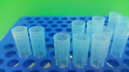 在带有空洞的微滴盒中 特写蓝色微升小提示的视图多管吸管实验室实验测序补充生命科学增殖生物文化图片