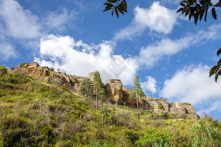 山上布满植物和蓝天空 云雾小公园蓝色岩石天空全景旅行土壤观光爬坡地标图片