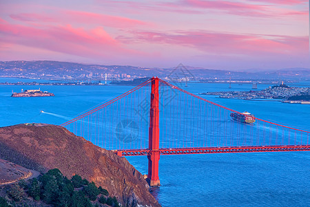 金门大桥和旧金山市中心的金门大桥金属天际地标纪念碑建筑学电缆海洋日落天空历史图片