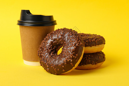 黄背景纸杯和美味甜甜甜圈面团早餐面包巧克力甜点小雨育肥冰镇食物垃圾图片