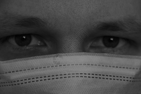 男人有医疗防护面具 抗感染 防冠状病毒 仔细看镜头 近距离检查 大流行 选择性焦点的突出点 掌声肺炎危险药品手术疾病城市病人控制图片