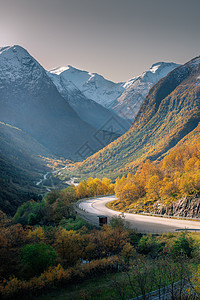挪威秋季路途旅行背景图片