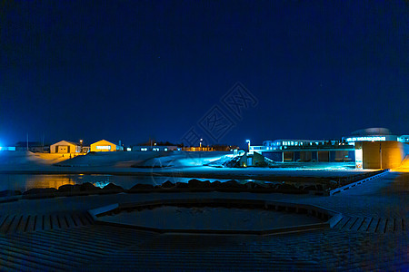 雷克雅未克市海滩的夜照全景市中心建筑首都反射蓝色天空景观建筑学海洋图片