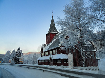 挪威冬季风景中的红挪威史塔夫教堂图片