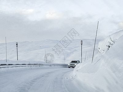 在挪威的雪路和风景中行驶季节森林小路旅行天气国家乡村暴风雪交通木头图片