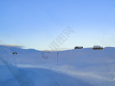 在挪威的雪路和风景中行驶森林国家天气运输暴风雪木头乡村旅行交通小路图片