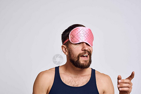 一个穿着黑色T恤面具的男人 以安睡 平静和放松的生活方式卫生治疗奶油皮肤浴室头发眼睛成人男生温泉图片