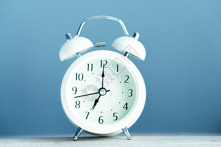 蓝色桌上的闹钟表 清晨有软光 请选择时间金属唤醒黑色手表警报倒数工作桌子商业老的高清图片素材