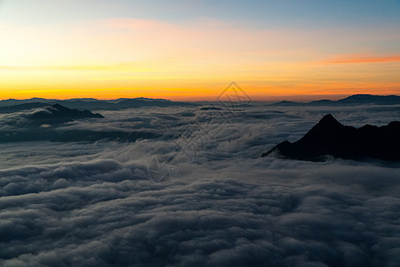 日出与雾海在普吉爱山上环境薄雾阳光晴天天空爬坡旅行图片