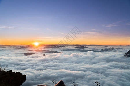 日出与雾海在普吉爱山上薄雾晴天环境爬坡阳光旅行天空图片