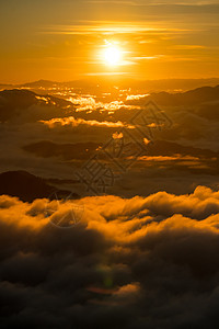 日出与雾海在普吉爱山上晴天阳光天空薄雾爬坡旅行环境图片
