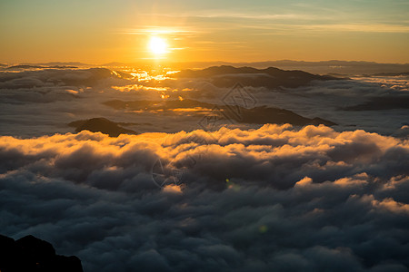 日出与雾海在普吉爱山上薄雾旅行晴天阳光天空环境爬坡图片