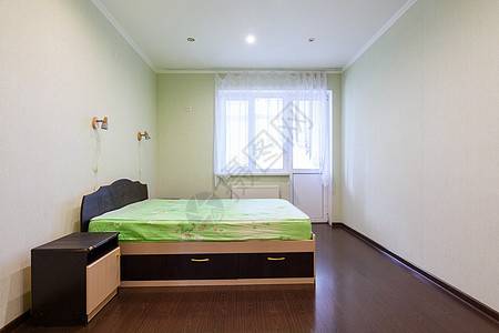单间公寓内空卧室的一般景象图片