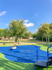 美国得克萨斯州有人工草的大街坊操场遮阳棚草地蓝色娱乐孩子童年人行道途径公园居民区图片