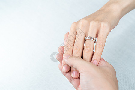 男人在女人身上戴钻石戒指 把白背景交出来丈夫庆典惊喜结婚女士礼物念日未婚夫新娘女朋友图片