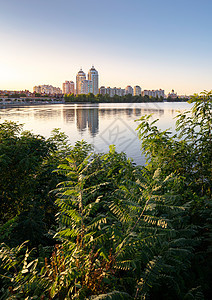 Dnieper河附近的Obolon大楼海岸线景观银行蓝色反射季节太阳树木植被日落图片