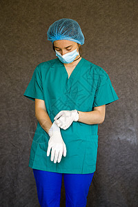 医生或护士表格 穿医疗制服 戴面罩 手套和外科帽的妇女肖像诊所流感面具成人女性女士安全情况前线疾病图片