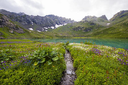 高山湖高山山脉湖风景和景观 蓝色美丽而惊人的湖泊全景高山假期太阳反射场地背景海滩旅行反思岩石背景