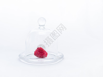 红色成熟的草莓在一个小型玻璃盘里 在玻璃罩下背景图片