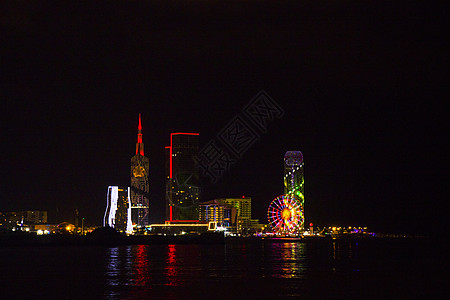 夜市 摩天大楼和塔台的巴统 夜市风景建筑学字母建筑景观摩天轮车轮酒店雕塑螺旋公园图片