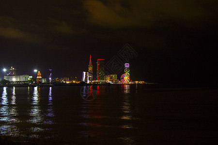 夜市 摩天大楼和塔台的巴统 夜市风景螺旋蓝色街道照明字母车轮酒店雕塑日落城市图片