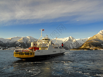 Fjord1渡轮从Vangsnes到挪威的海岸摆渡人季节渡船场景气候全景航线旅游汽车图片