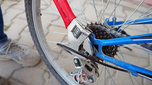 拆除自行车车轮进行修理轮胎刺破白色管子维修行车空气橡皮爆胎运动图片