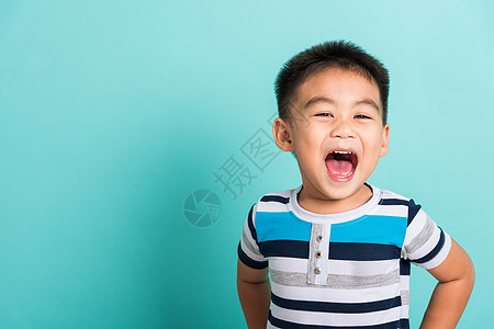 可爱的小男孩的亚洲肖像 他笑着笑着笑着开心的脸婴儿童年工作室蓝色孩子牙齿喜悦男性相机儿童蓝色的高清图片素材