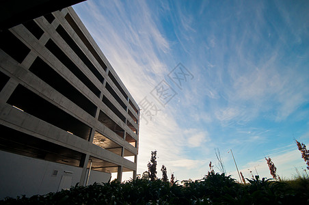 蓝色天空和本地花园的空空空汽车停车楼图片