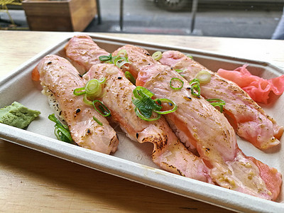 Aburi 略为烤烤的脂肪鲑鱼肚腹肉寿司餐厅海鲜鱼片饮食午餐炙烤食物盘子美食营养图片