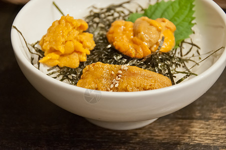 日本北海道3种单海型 从海洋中新鲜而美味的蛋黄美食营养寿司盖饭教师桌子橙子海鲜盘子背景