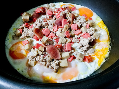 越南混合煎蛋卷在锅里吃早餐图片