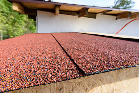 一个小房子的屋顶被一个屋顶覆盖 软沥青卷瓷砖图片